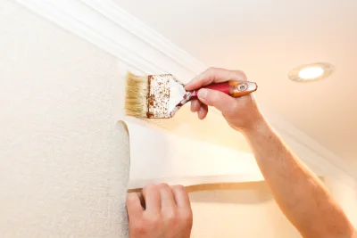 Pose de papier peint à Corrano — revêtements muraux et toiles de verre